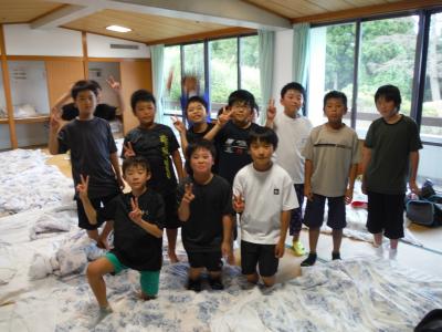 部屋でくつろぐ男子