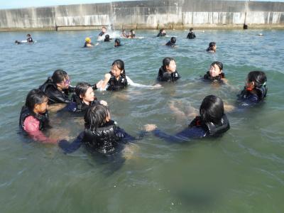 海で遊ぶ女子