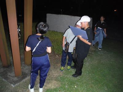星座を探す児童