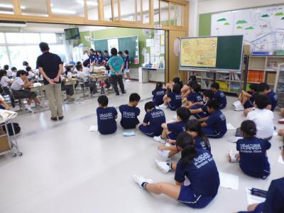 4年生に発表する5年生