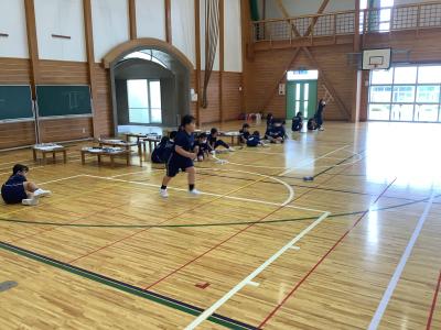 輪ゴム車を追いかける児童