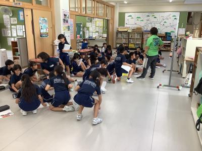 集会をする4年生