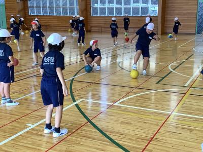 サッカーの練習をする2年生