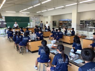 大学の先生の話を真面目に聞く5年生