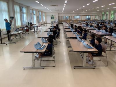 先生の指使いを見る1年生