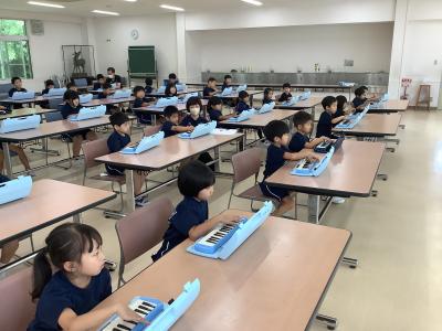 指使いとタンギングの練習をする1年生