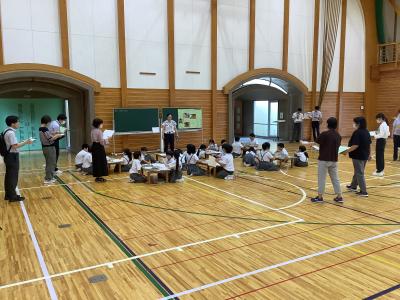 授業を見学する先生たち