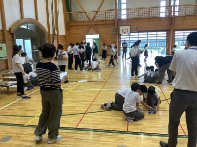 実験を見学する先生たち