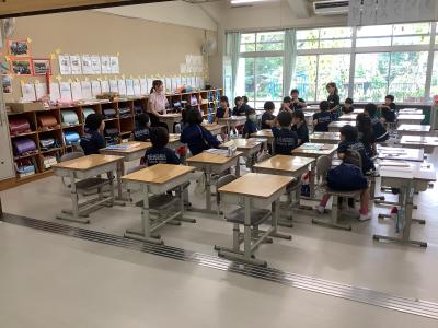 大学生に質問する児童
