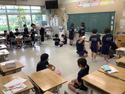 児童と話す大学生