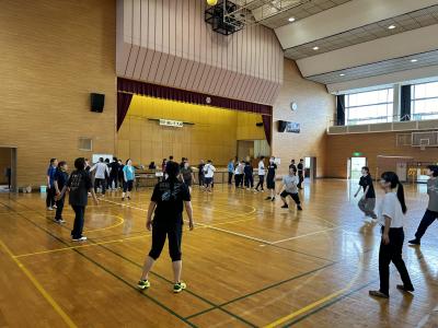 練習中の教員チーム