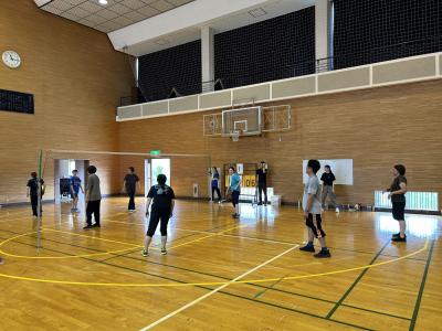 試合をする職員チーム（別アングル）