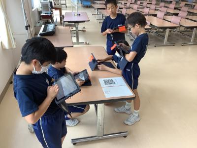 QRコードを読み込んでミッションに挑戦する児童