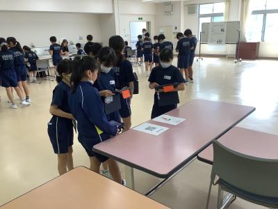 QRコードを読み込んでミッションを繰り返し聞く児童