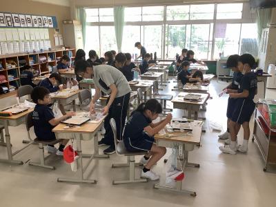 3年2組の図工の様子