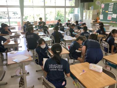 英語でコミュニケーションをする4年生
