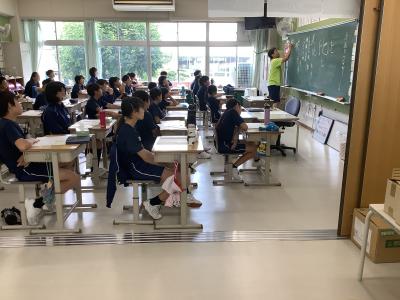 漢字の成り立ちを学習する5年生