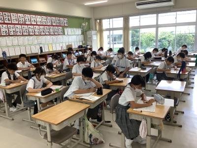 授業に集中する5年生