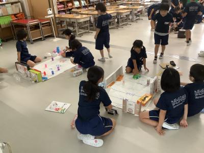 図工で作ったおもちゃで遊ぶ2年生