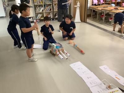 図工で作ったおもちゃで遊ぶ2年生