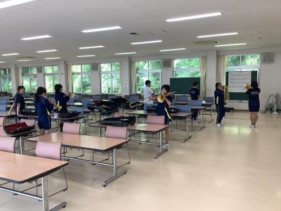 金管楽器を練習する6年生
