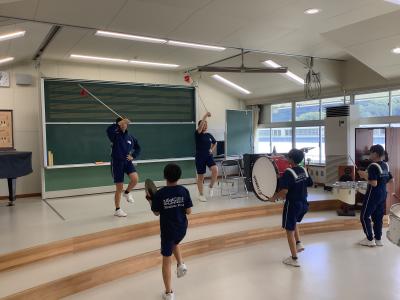 ドラムメジャーと打楽器を練習する6年生