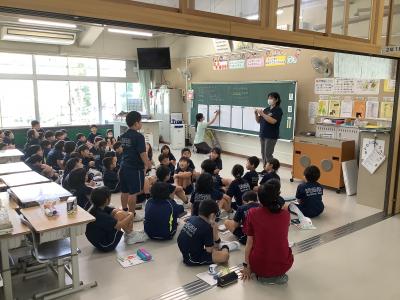 自分の意見を発表する2年生
