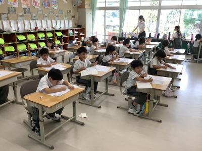 テストを受ける1年生