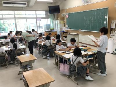 班ごとに意見交換をする2年生