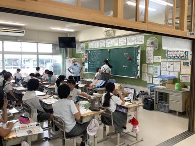 月の見え方を確認する6年生