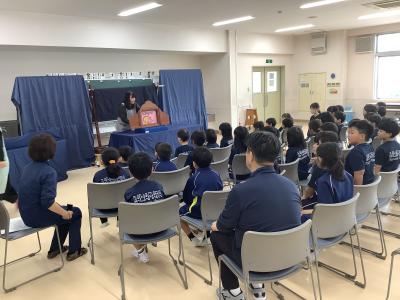 紙芝居を見る1年生