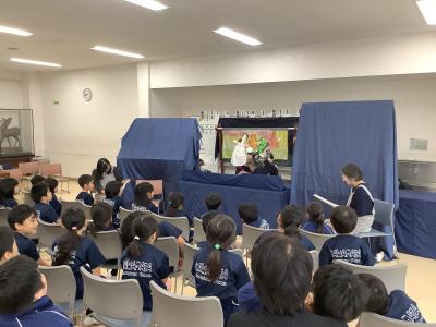 人形劇を見る1年生