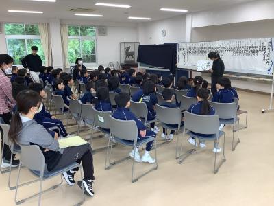 絵本の読み聞かせを聞く2年生