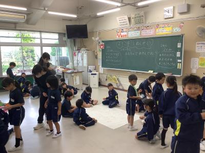 2年生の教室で1年生が遊ぶ