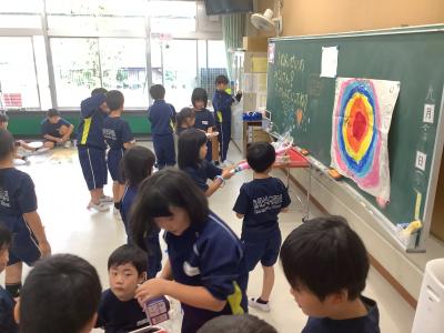 的当てで遊ぶ1年生