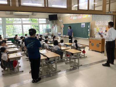 研究授業を参観する教員