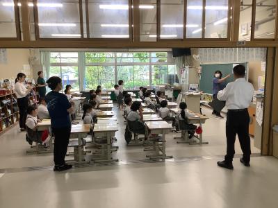 研究授業を参観する教員