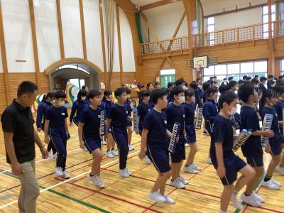 足踏みの練習をする5年生