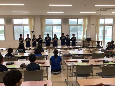 学年の前で発表する4年生