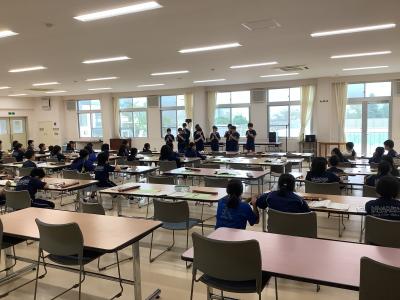 他の班の演奏を聴く4年生