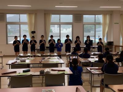 リコーダーを演奏する4年生