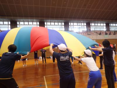 演舞をする代表児童