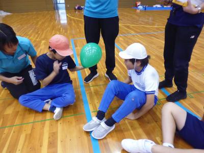 風船渡しをする代表児童