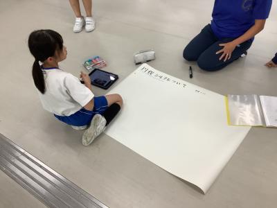 総合の調べ学習のまとめで川俣シルクの新聞を作る4年生