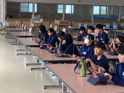 発表する6年生