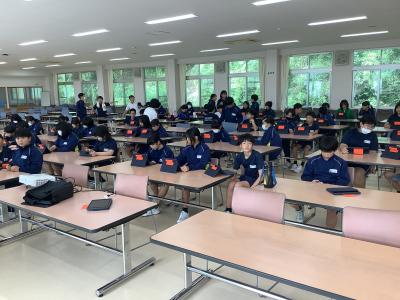 多目的室に集まった6年生