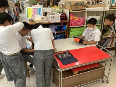 係活動で動画を作る5年生