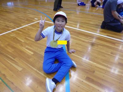 メダルをかけてピースする代表児童その１