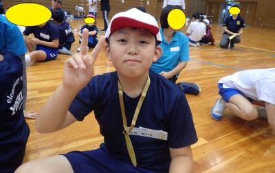 メダルをかけてピースする代表児童その２