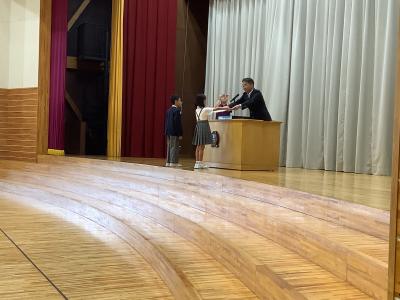 賞状を受けとる1年生